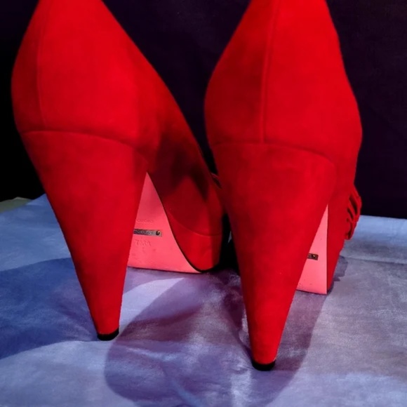 Betsey Johnson Kalen Redsde Pumps with flower detail - Picture 7 of 10